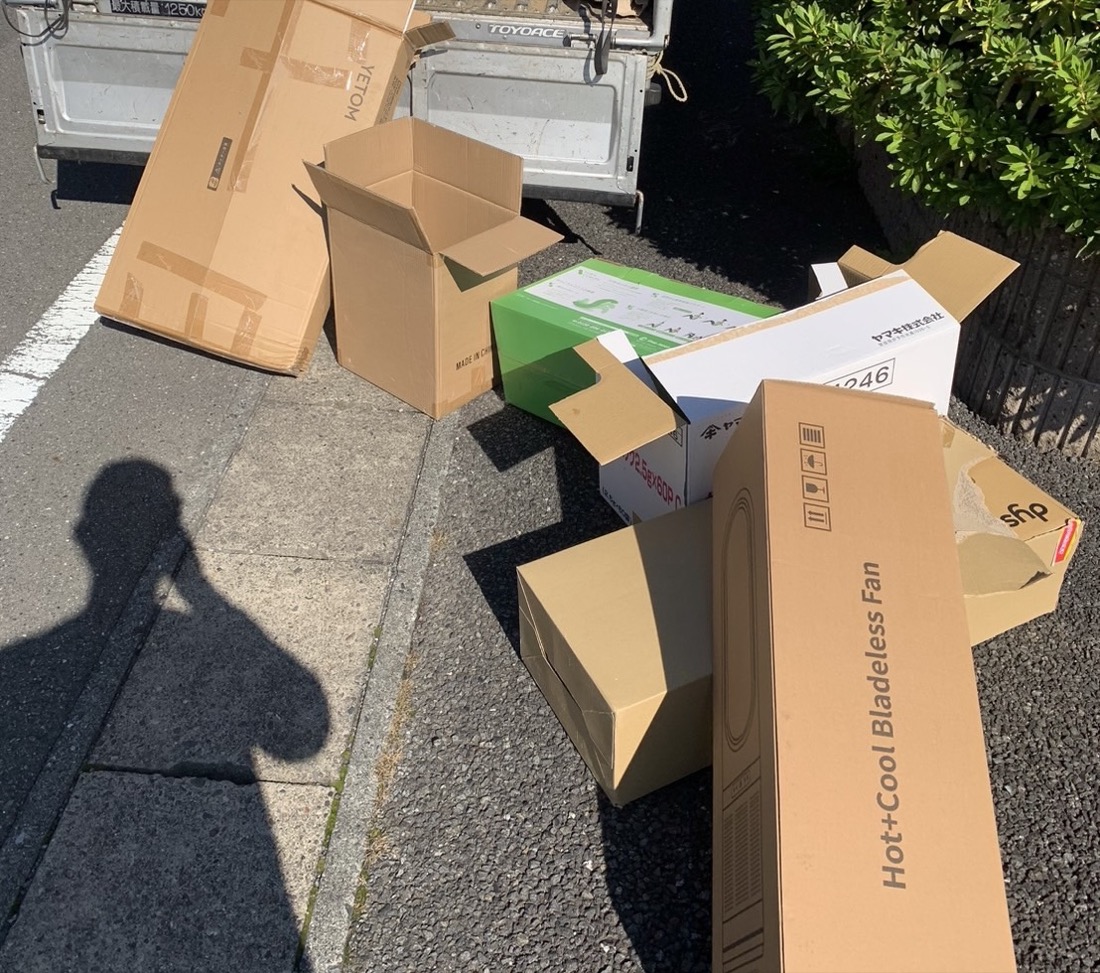 南区大岡での回収品｜建物の前に出した家電の空き箱と大判の段ボール