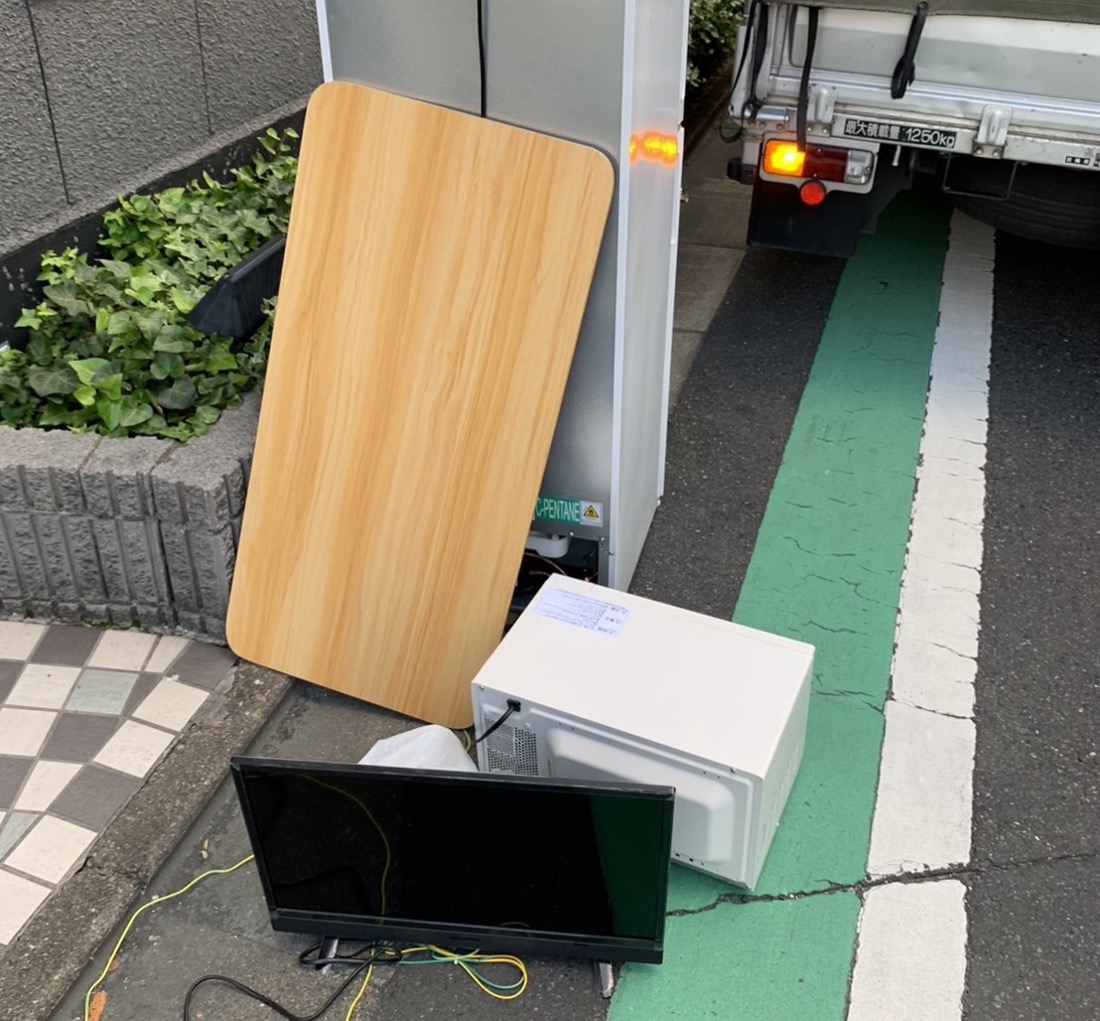 南区三春台での回収前｜歩道に並べた冷蔵庫と電子レンジ、液晶テレビとテーブルの天板