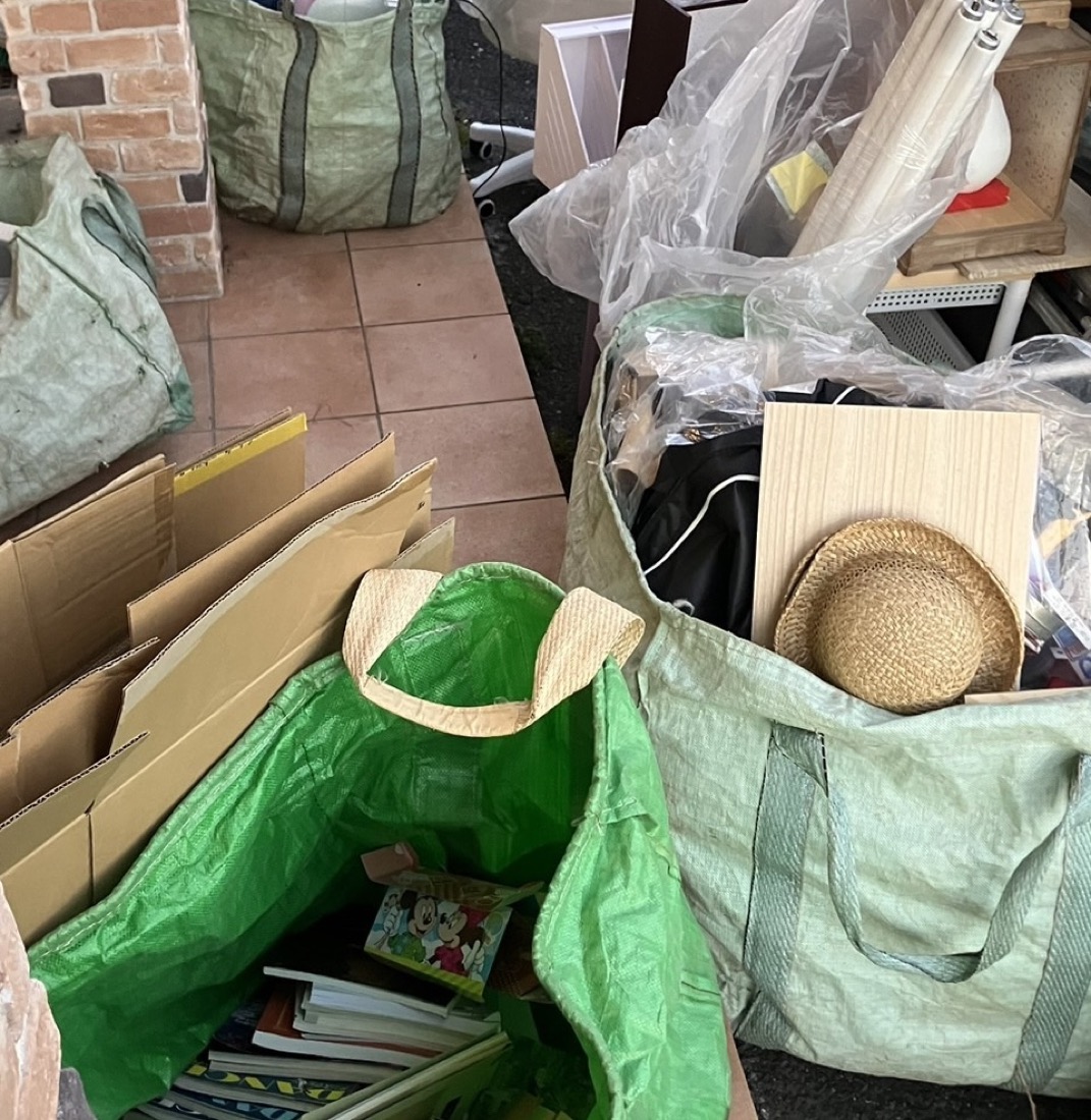 緑区霧が丘での回収品｜玄関の土間に並べた大型の袋とたたんだ段ボールの束