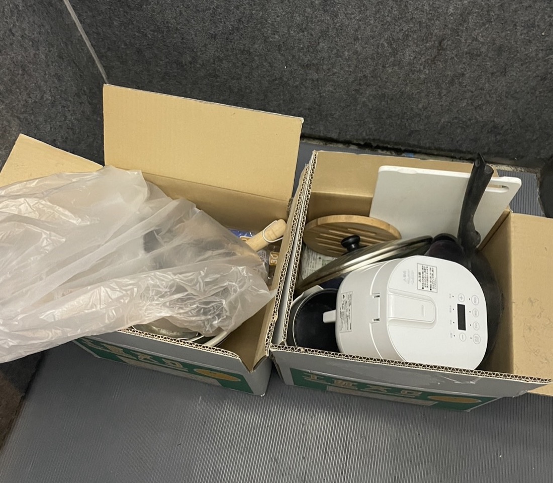 西区南幸での回収品｜炊飯器やフライパン、まな板を詰めた段ボール2箱