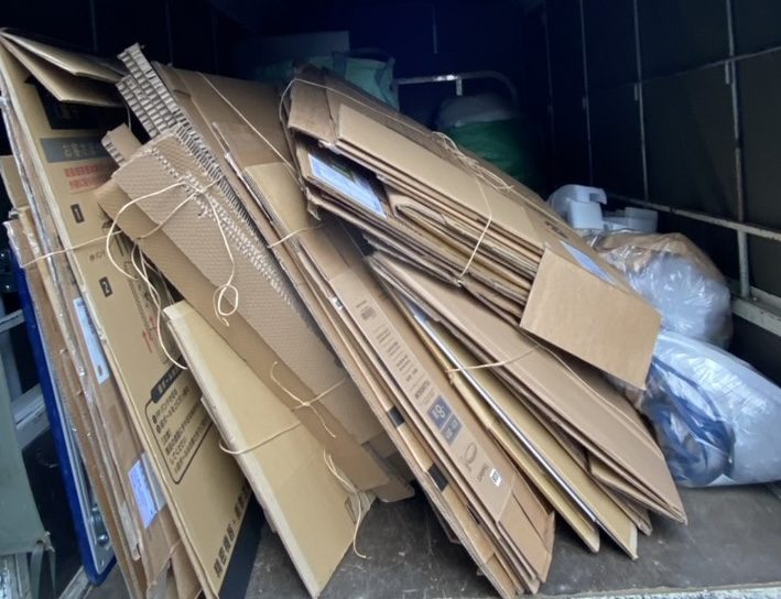 港南区上大岡での不用品回収事例｜トラックの荷台に積み込んだ段ボールと梱包材の束