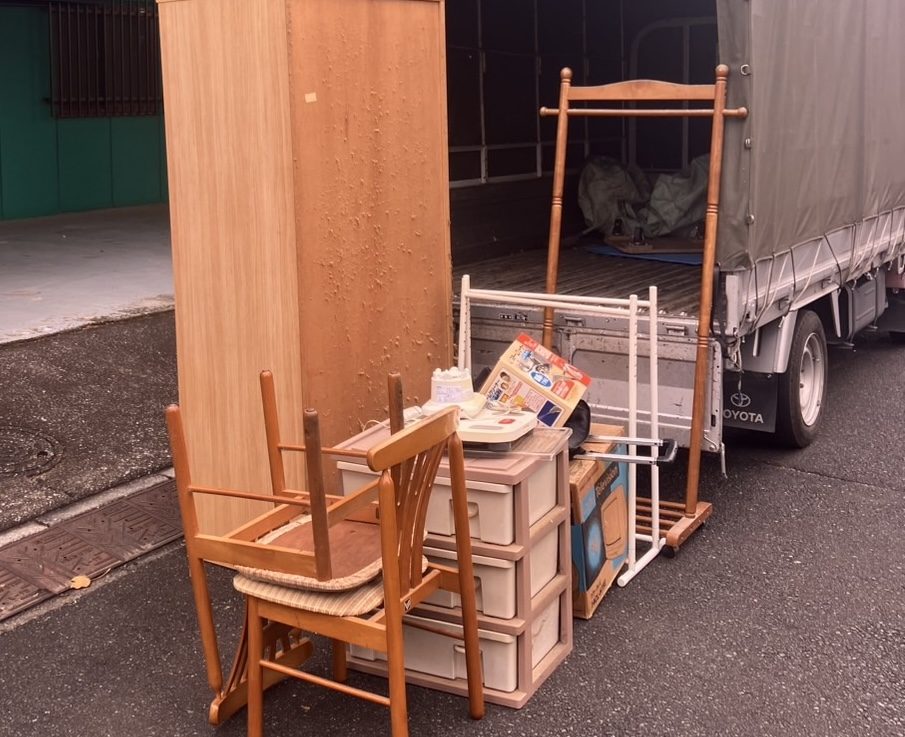 保土ケ谷区天王町での不用品回収事例｜歩道に並べた木製棚・椅子2脚・衣装ケース・ハンガーラック