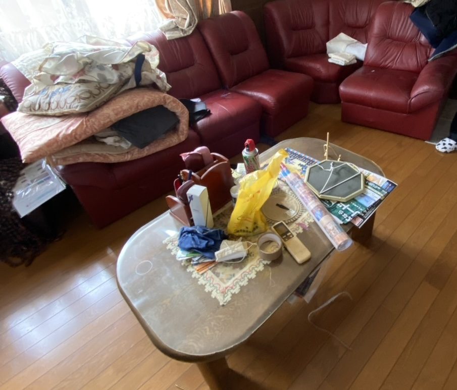港北区日吉本町での回収前｜えんじ色の革張りソファ3点とガラス天板の座卓が置かれた洋間
